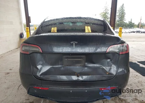 2024 Tesla Model Y Long Range Dual Motor All-Wheel Drive z USA, uszkodzony, nr VIN 7SAYGDEE5RF074414